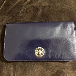 Tory Burch wallet should with gold strap!